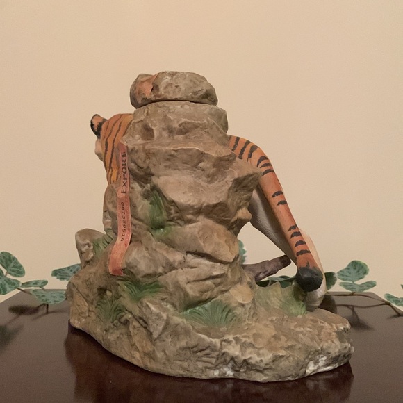 📌 Empty EZRA BROOKS Tiger Decanter - Genuine Heritage China Liquor Bottle - Picture 5 of 6